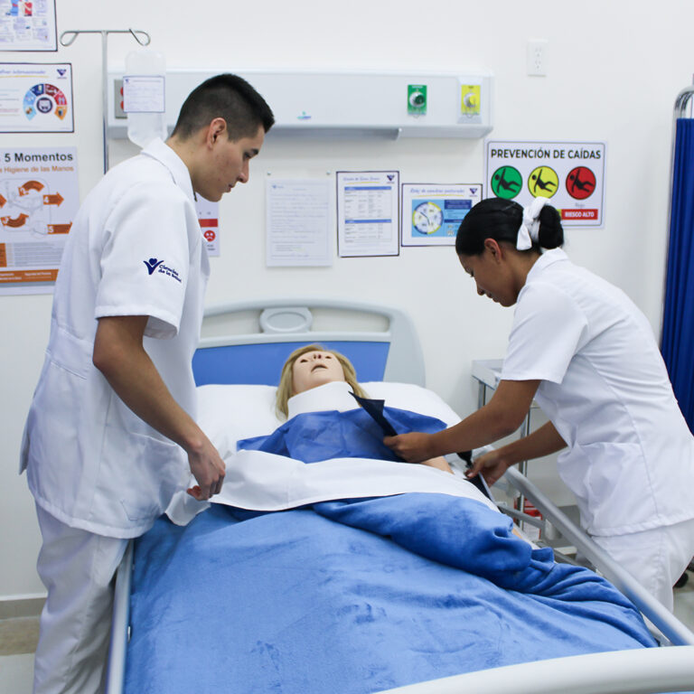 Enfermera y Enfermero Atendiendo a un paciente.