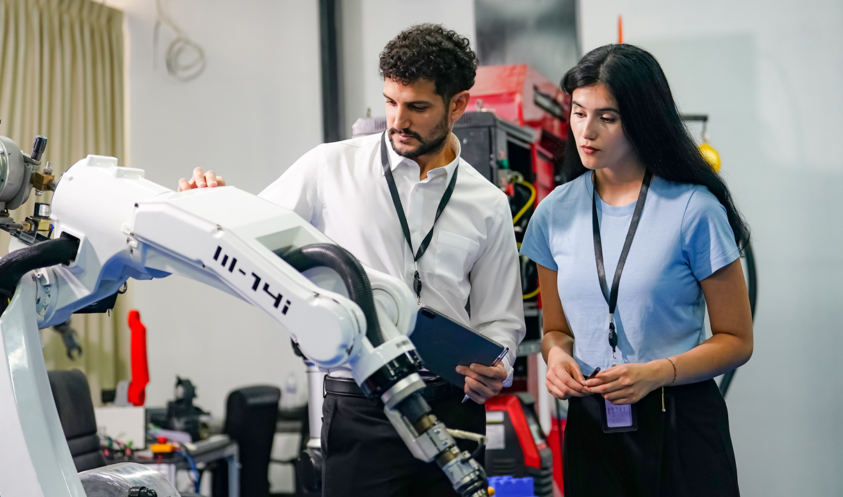 Robotic Arm engineer check on equipment in its with software of Artificial Intelligence Unit. Ingeniería en Manufactura y Robótica